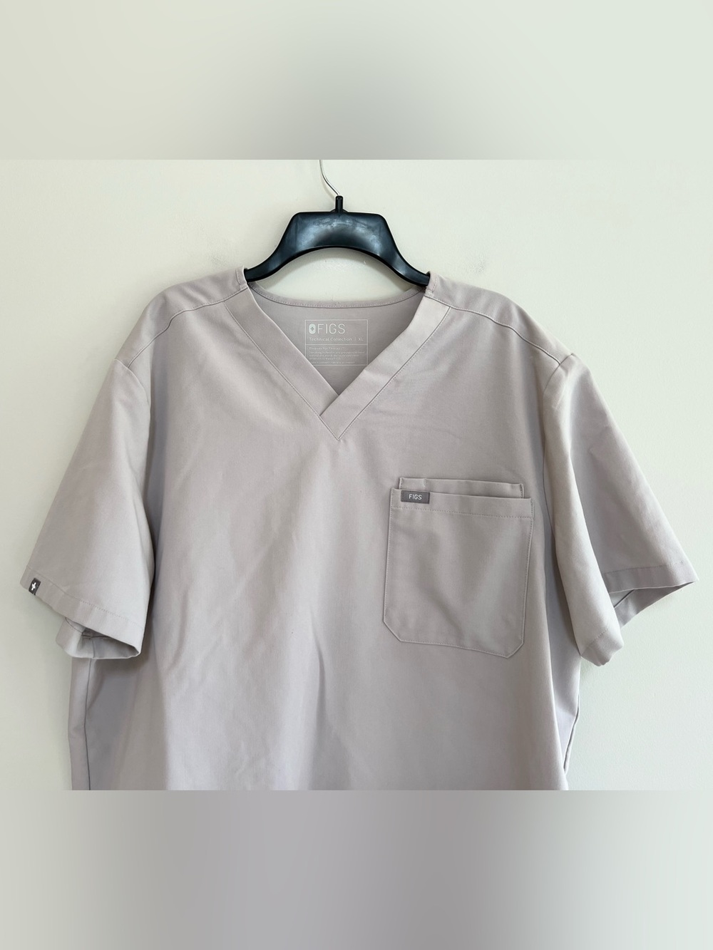 FIGS Men's Leon Three-Pocket Scrub Top Limited Edition Slate Gray (PO#: 6418) XL - Picture 3 of 6